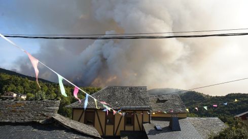 Así viven los vecinos de Brañuelas el incendio Nivel 2 que amenaza su pueblo