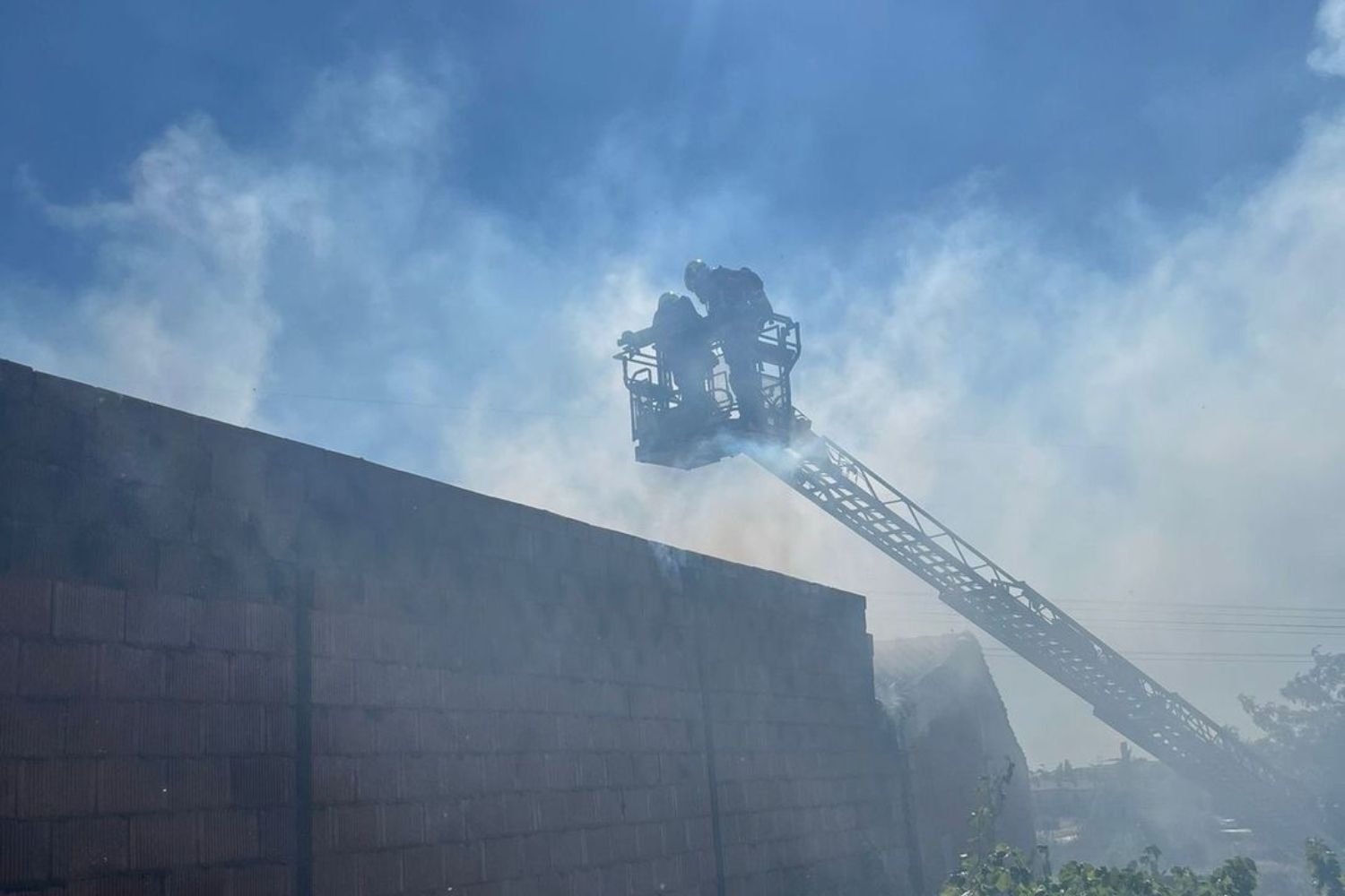 El fuego consume dos naves abandonada y un merendero en San Miguel del Camino (León)