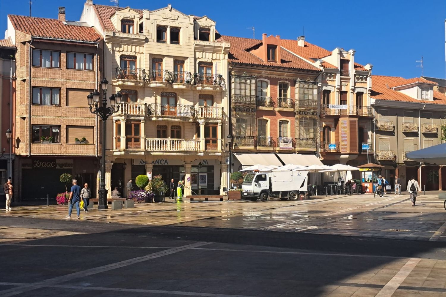 La Bañeza refuerza la limpieza vial tras los eventos de verano