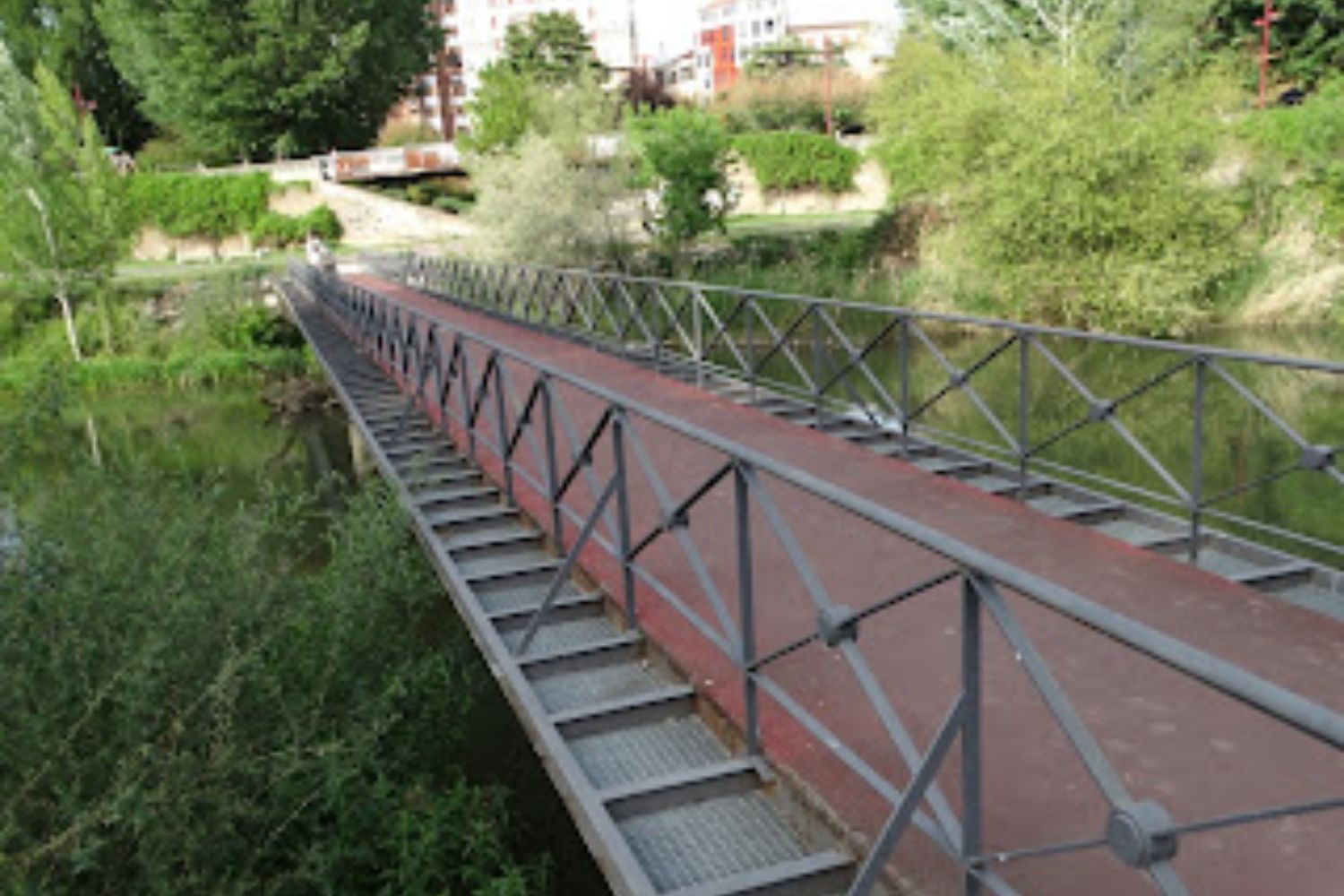 Pasarela sobre río Bernesga |  Foto del blog Cazando Puentes 