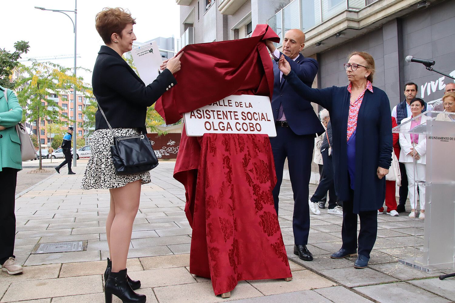 Acto de descubrimiento de la placa de la calle dedicada a Olga Cobo | Peio García / ICAL.