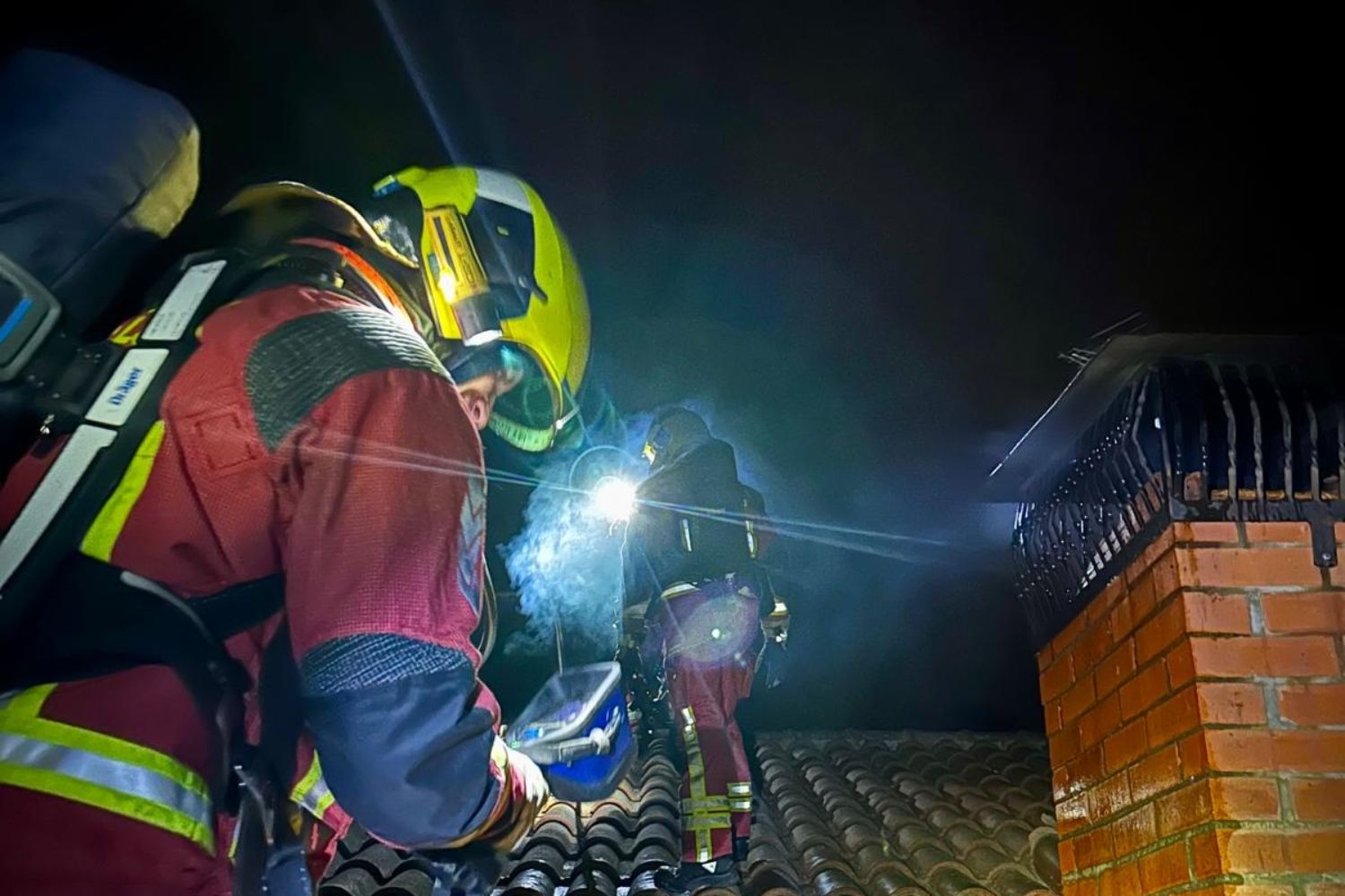 Los bomberos de León sofocan un incendio en una vivienda en Villarroañe 