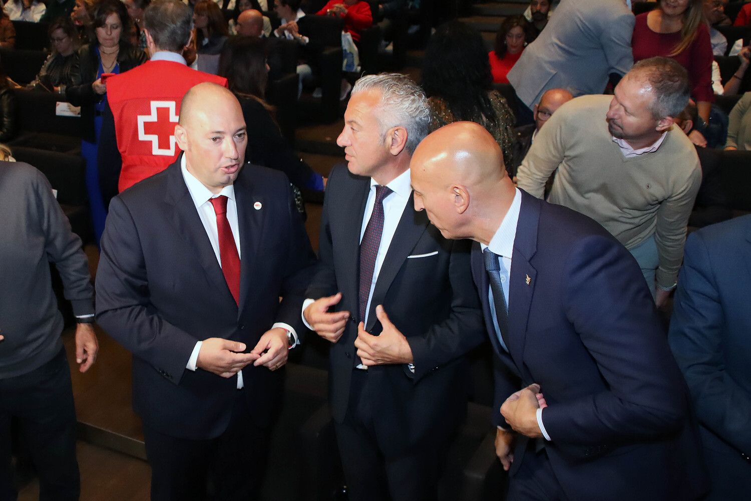 Daniel Hernández de la Fuente, Nicanor Sen y José Antonio Díez en la celebración del 150 aniversario de Cruz Roja León