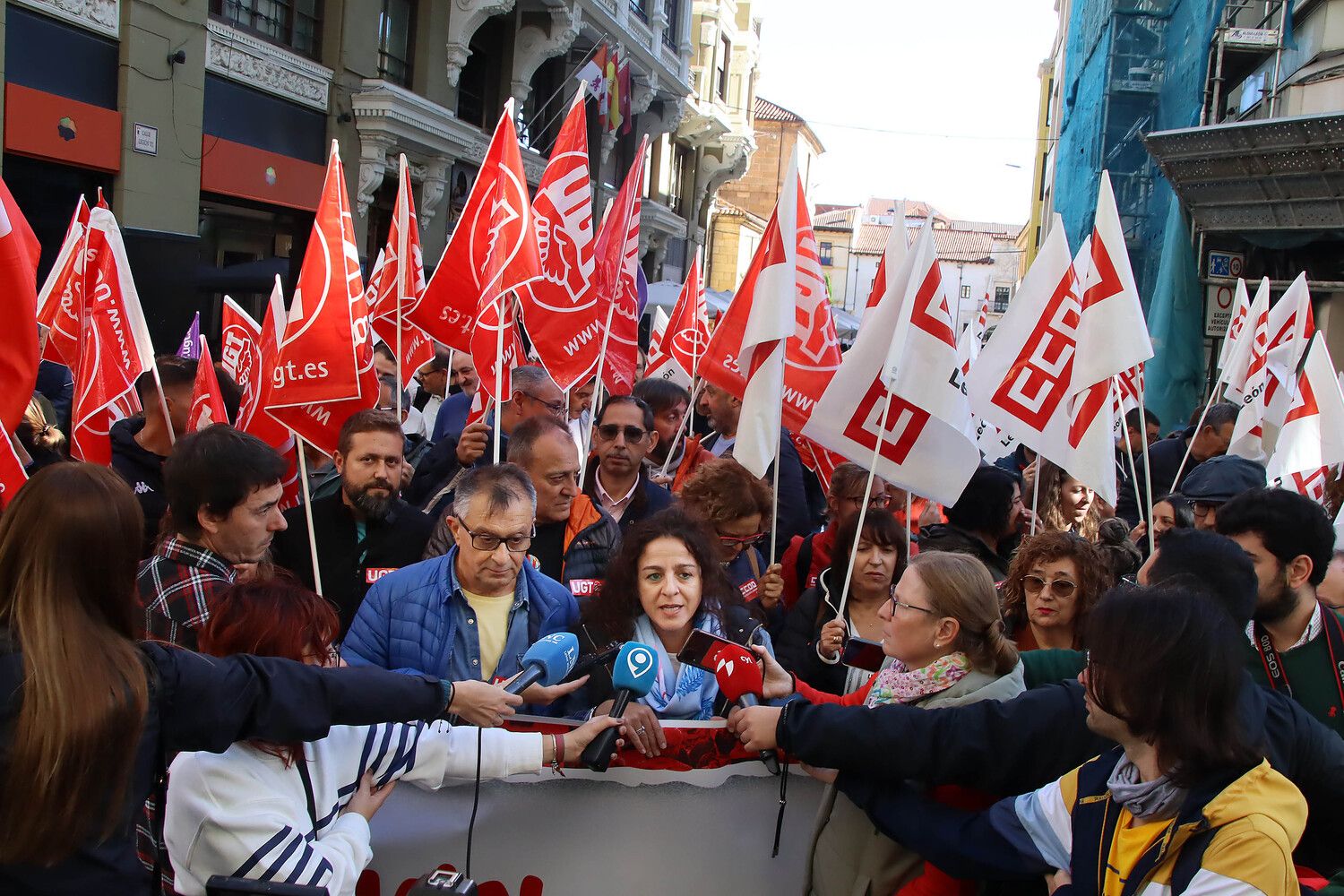  Los sindicatos se manifiestan ante la sede de la FELE