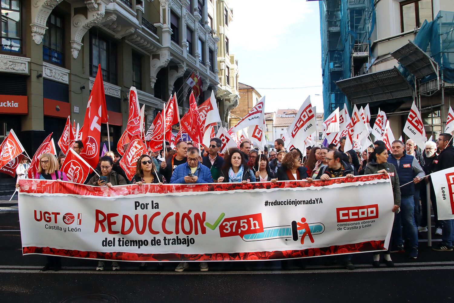 Los sindicatos se manifiestan ante la sede de la FELE