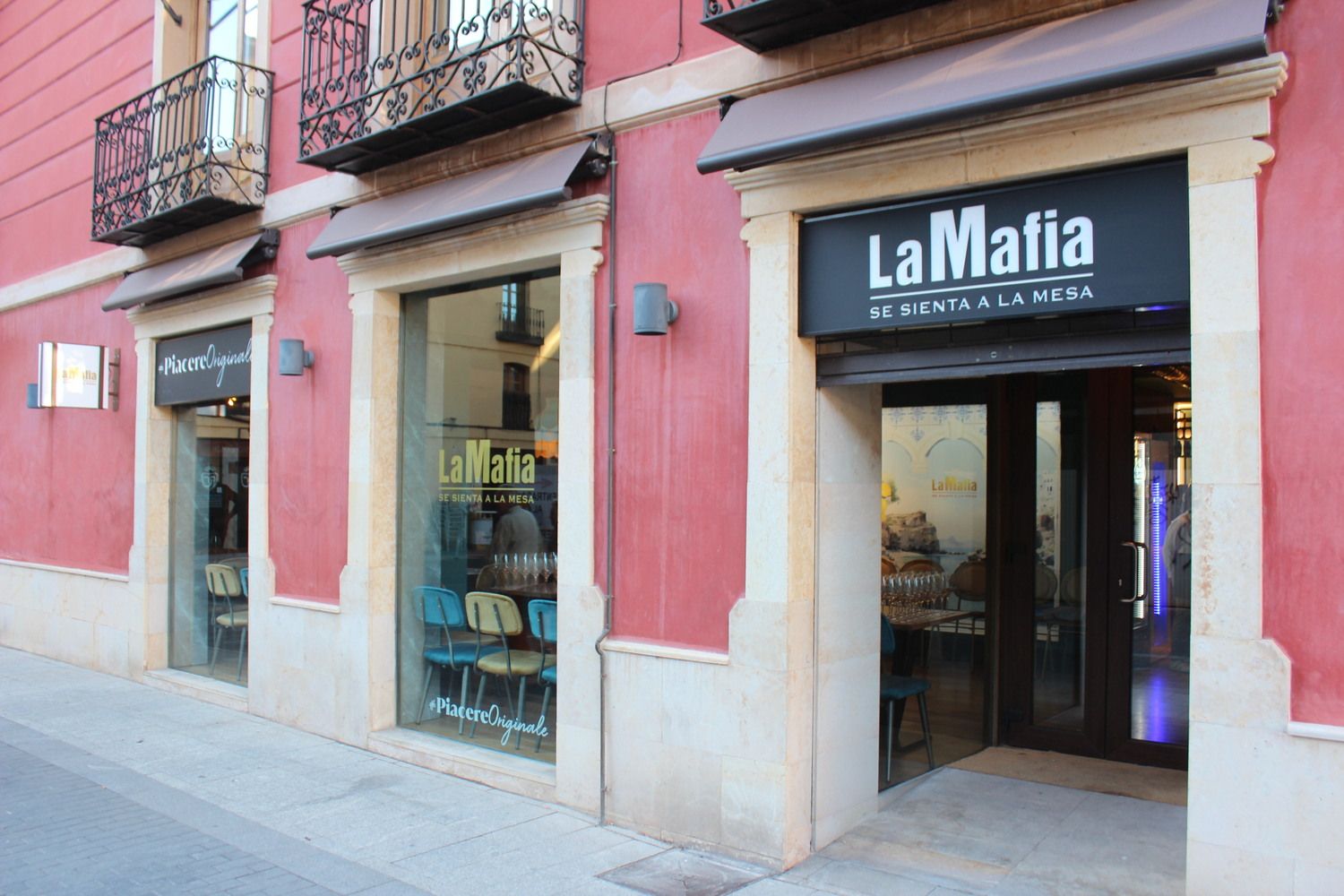 Inauguración del nuevo restaurante en León,"La Mafia se Sienta a la Mesa"