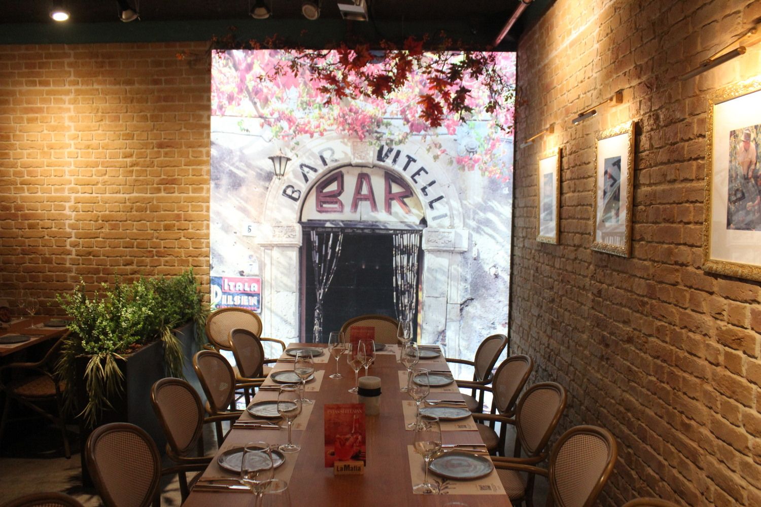 Inauguración del nuevo restaurante en León,"La Mafia se Sienta a la Mesa"