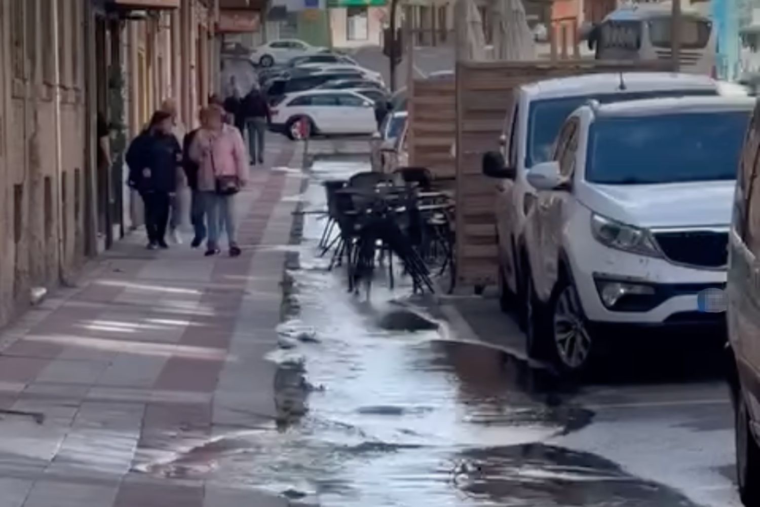 El reventón de una tubería deja sin agua a decenas de vecinos en Trobajo del Camino (León)