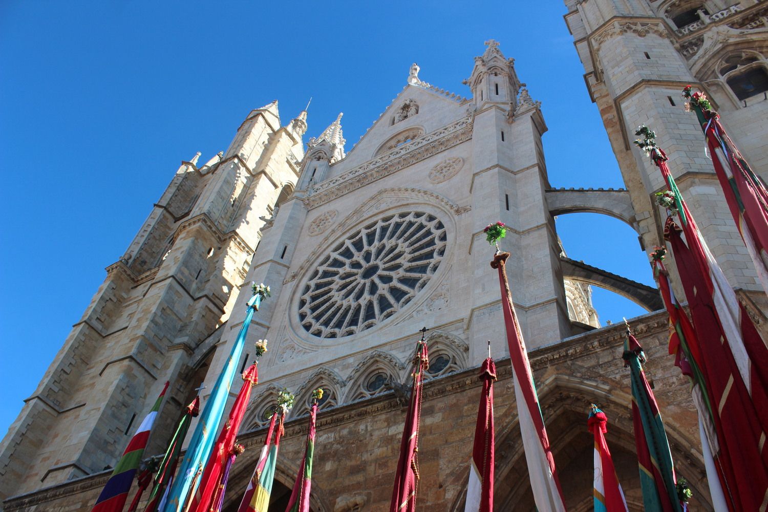 Desfile de Pendones leoneses en las Fiestas de San Froilán de León