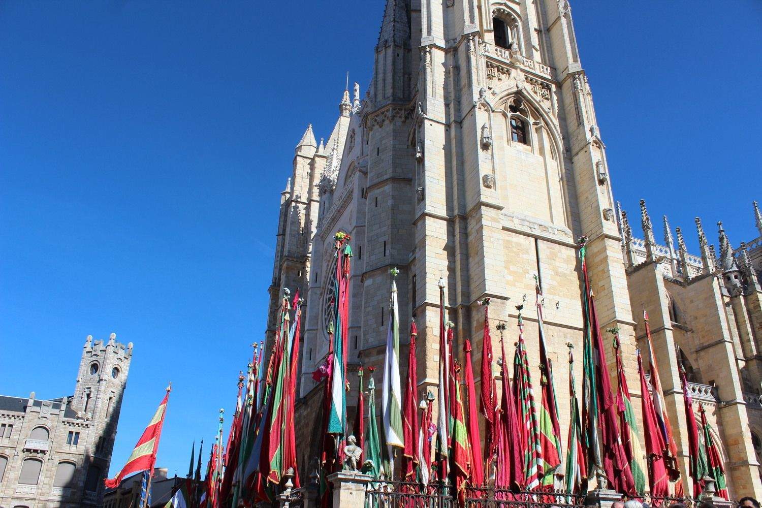 Desfile de Pendones leoneses en las Fiestas de San Froilán de León