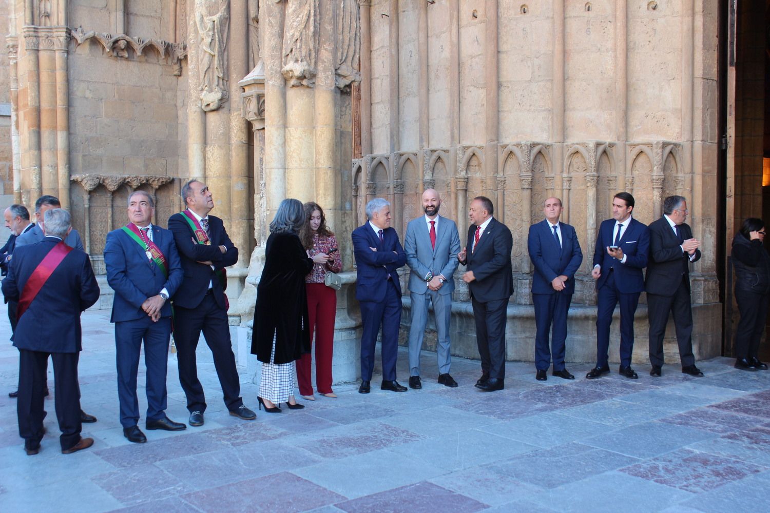 Foro u Oferta de Las Cantaderas en el Claustro de la Catedral de León