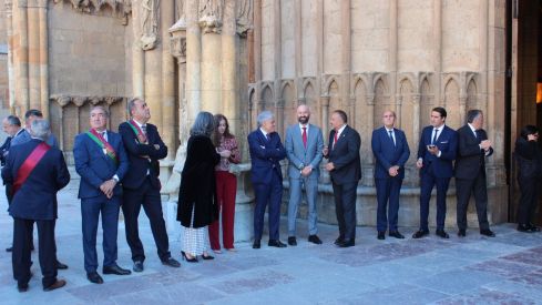 Foro u Oferta de Las Cantaderas en el Claustro de la Catedral de León