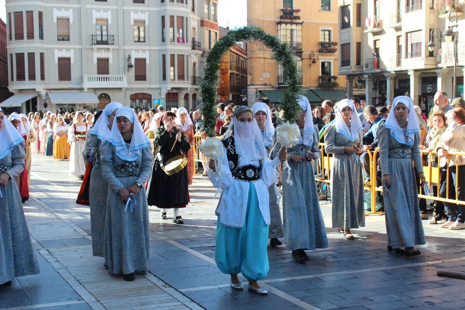 Foro u Oferta de Las Cantaderas en el Claustro de la Catedral de León