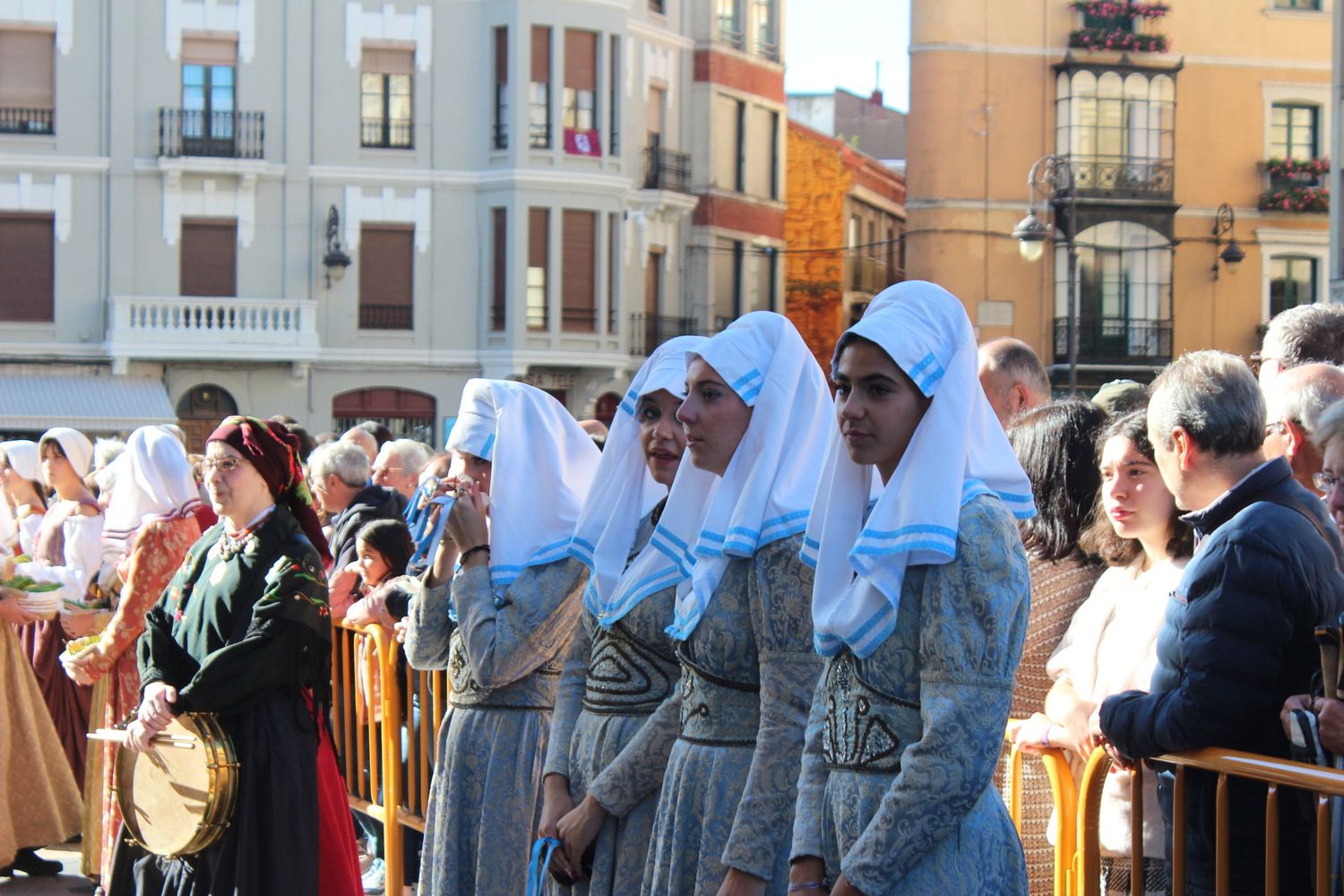 Foro u Oferta de Las Cantaderas en el Claustro de la Catedral de León