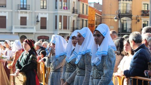 Foro u Oferta de Las Cantaderas en el Claustro de la Catedral de León