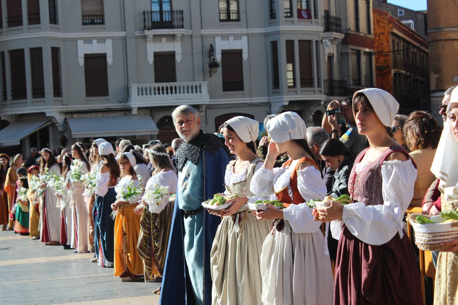 Foro u Oferta de Las Cantaderas en el Claustro de la Catedral de León