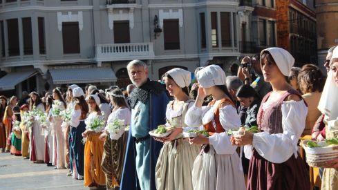 Foro u Oferta de Las Cantaderas en el Claustro de la Catedral de León