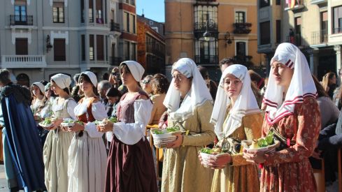 Foro u Oferta de Las Cantaderas en el Claustro de la Catedral de León