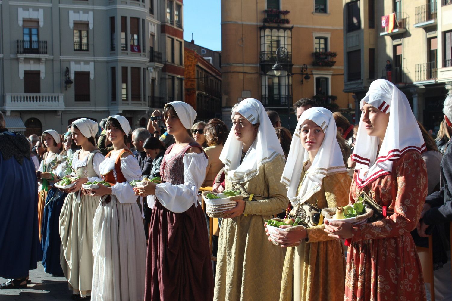 Foro u Oferta de Las Cantaderas en el Claustro de la Catedral de León