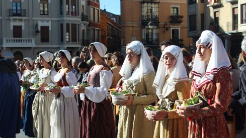 Foro u Oferta de Las Cantaderas en el Claustro de la Catedral de León