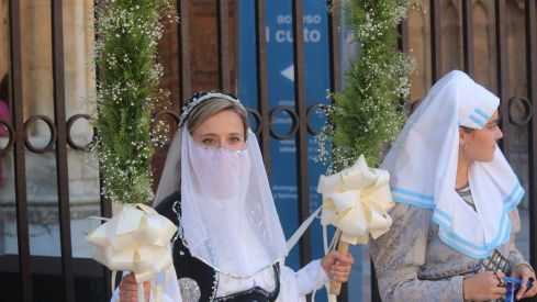 Foro u Oferta de Las Cantaderas en el Claustro de la Catedral de León