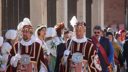 Foro u Oferta de Las Cantaderas en el Claustro de la Catedral de León