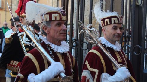 Foro u Oferta de Las Cantaderas en el Claustro de la Catedral de León