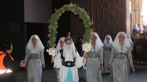 Foro u Oferta de Las Cantaderas en el Claustro de la Catedral de León