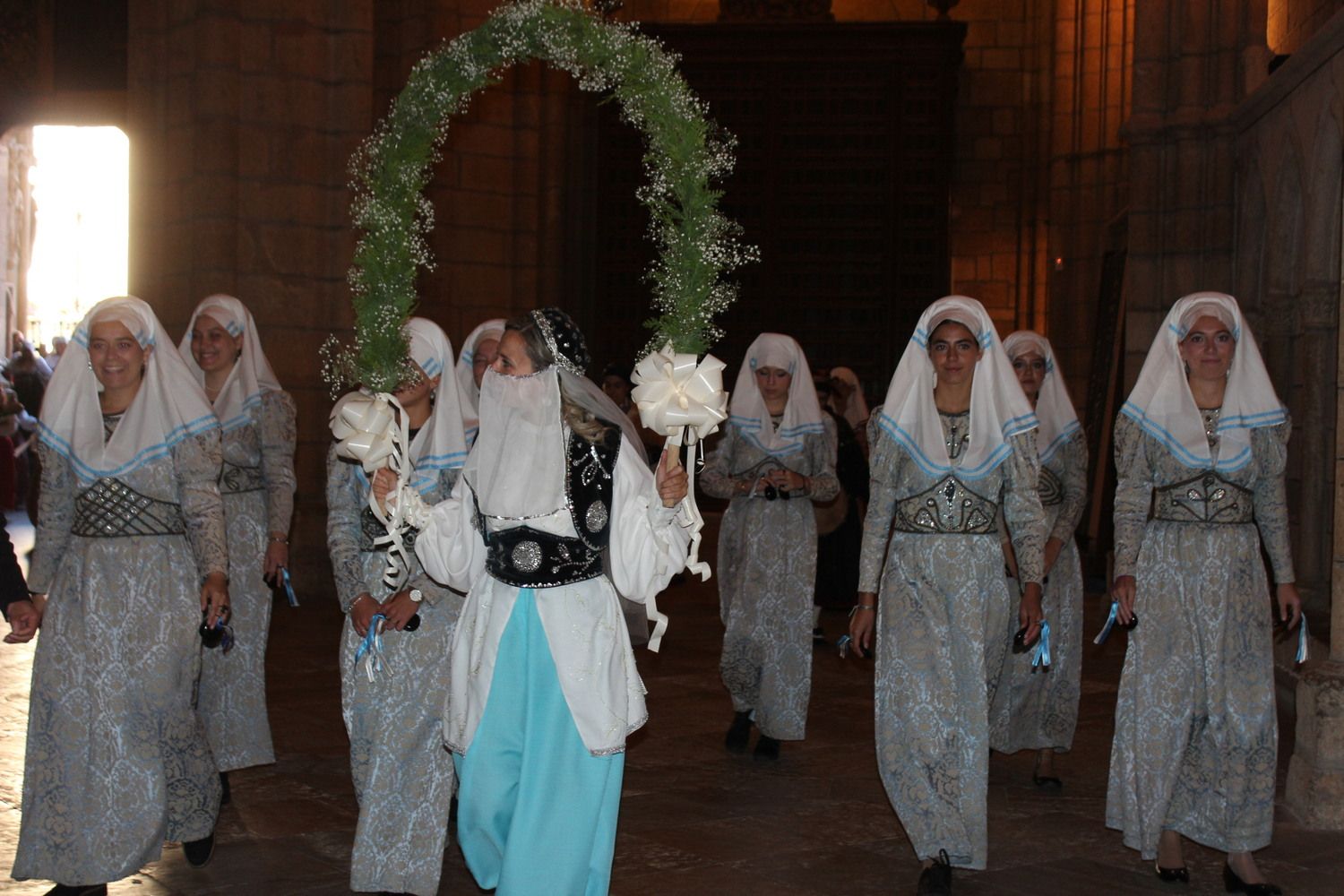 Foro u Oferta de Las Cantaderas en el Claustro de la Catedral de León