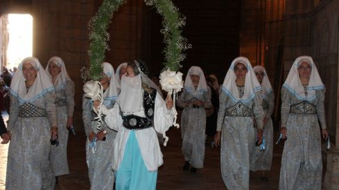 Foro u Oferta de Las Cantaderas en el Claustro de la Catedral de León