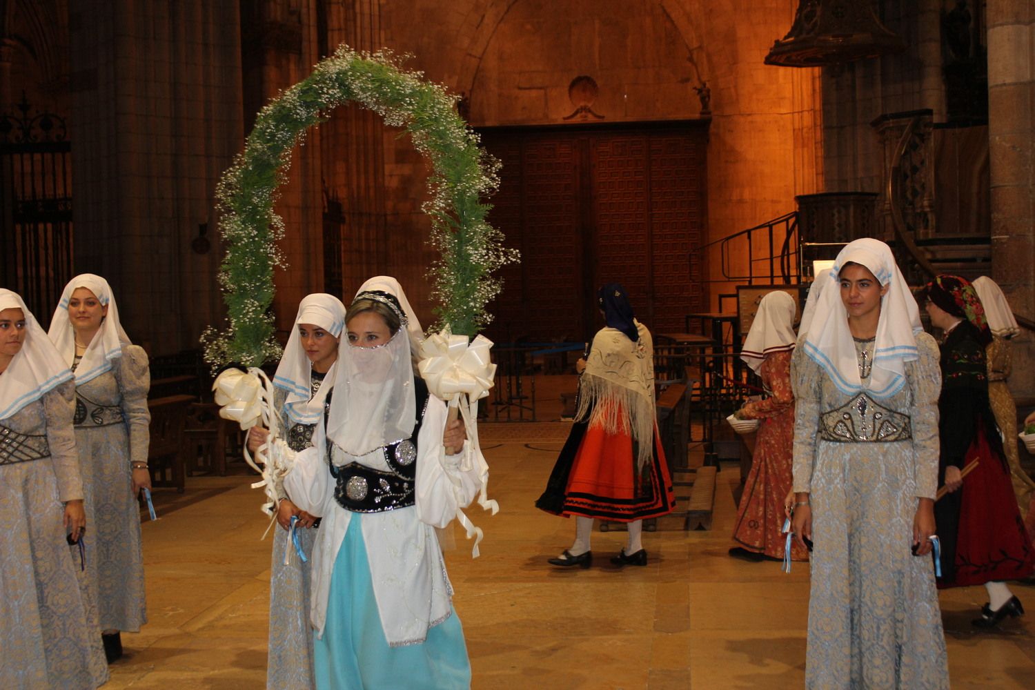 Foro u Oferta de Las Cantaderas en el Claustro de la Catedral de León