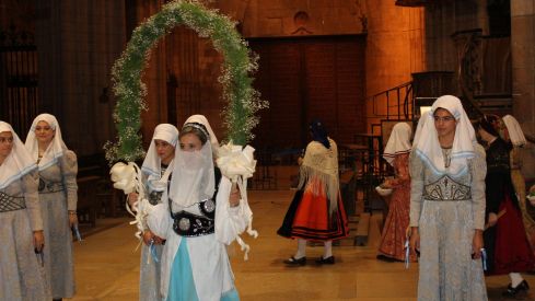 Foro u Oferta de Las Cantaderas en el Claustro de la Catedral de León