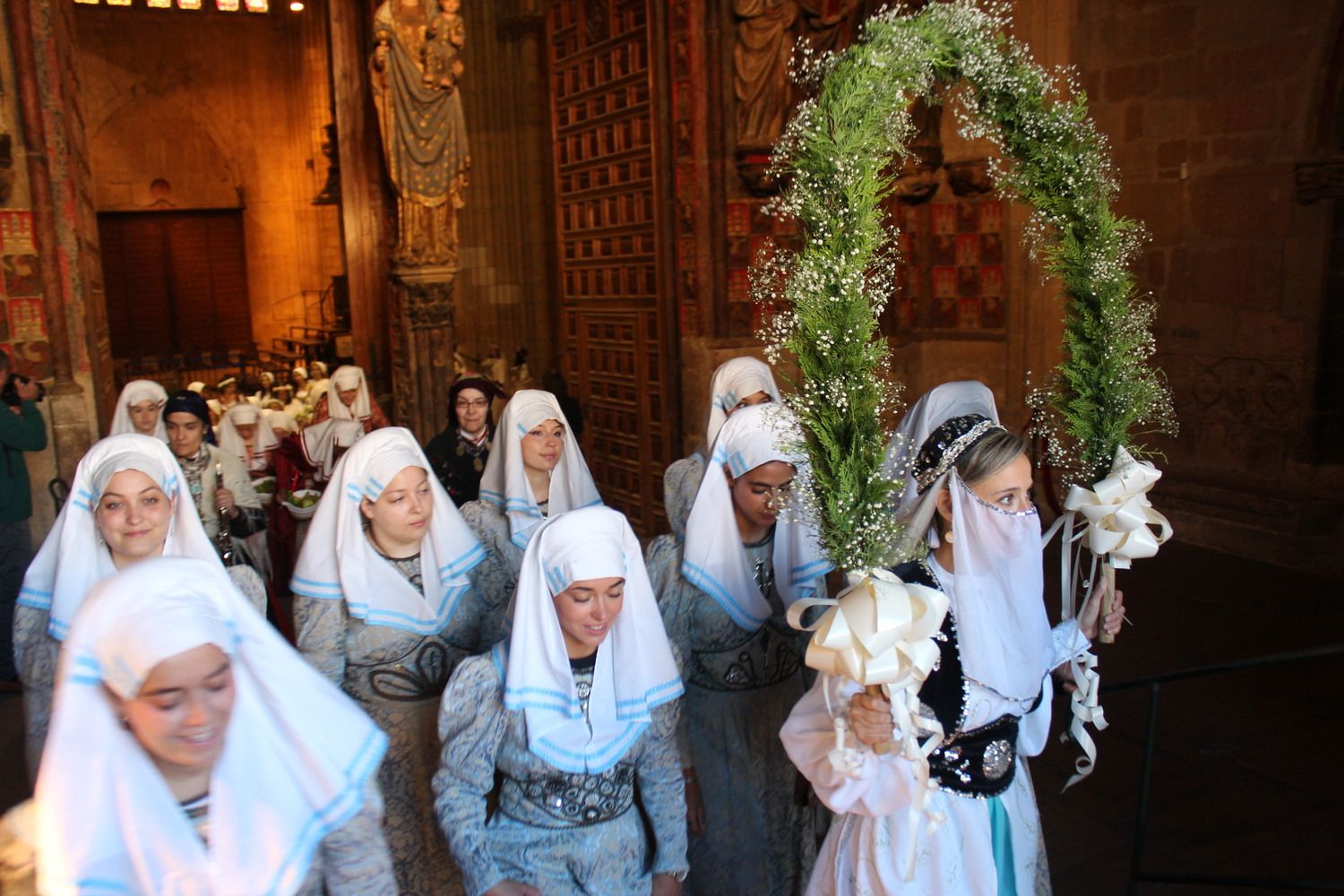 Foro u Oferta de Las Cantaderas en el Claustro de la Catedral de León