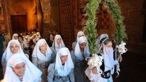 Foro u Oferta de Las Cantaderas en el Claustro de la Catedral de León