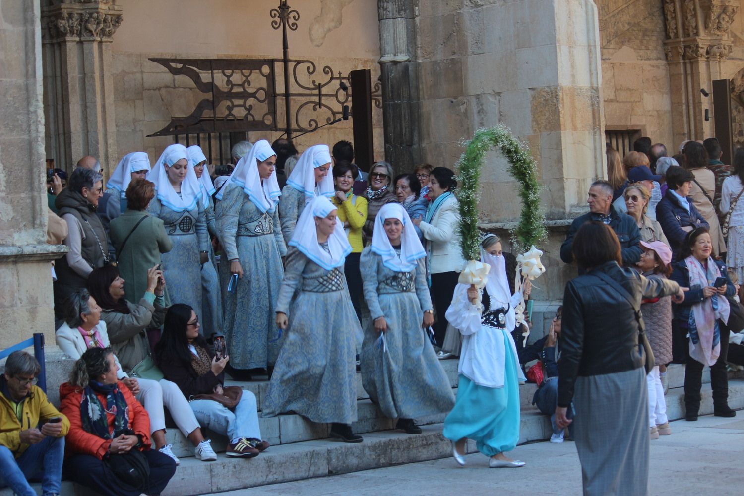 Foro u Oferta de Las Cantaderas en el Claustro de la Catedral de León