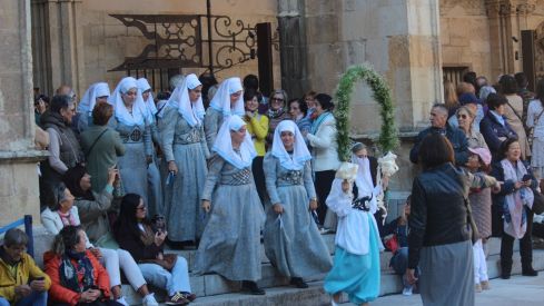 Foro u Oferta de Las Cantaderas en el Claustro de la Catedral de León