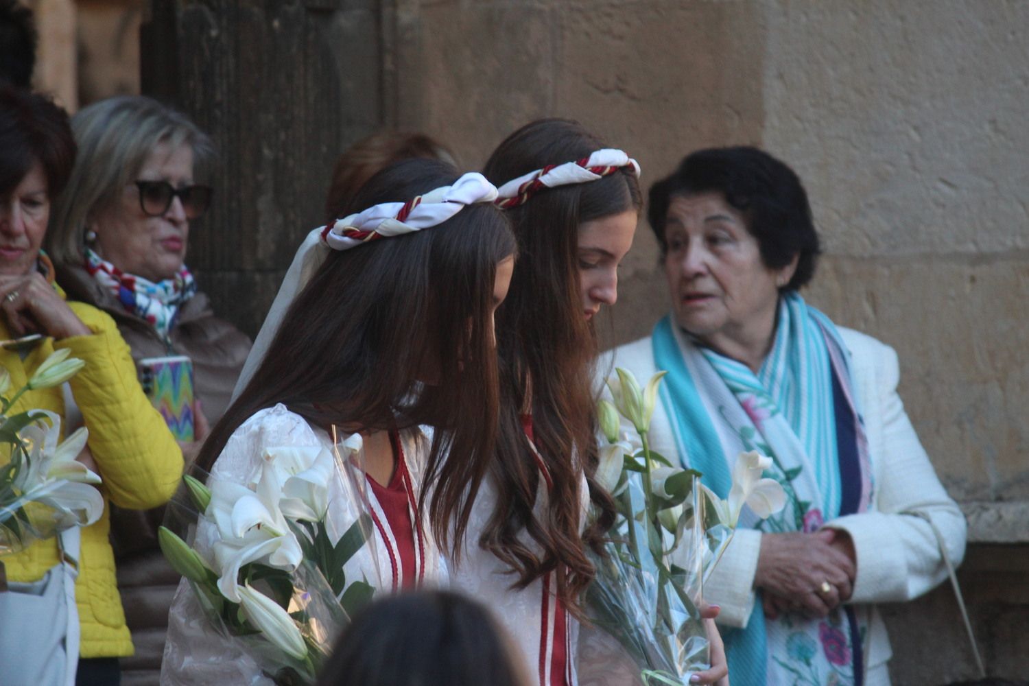 Foro u Oferta de Las Cantaderas en el Claustro de la Catedral de León