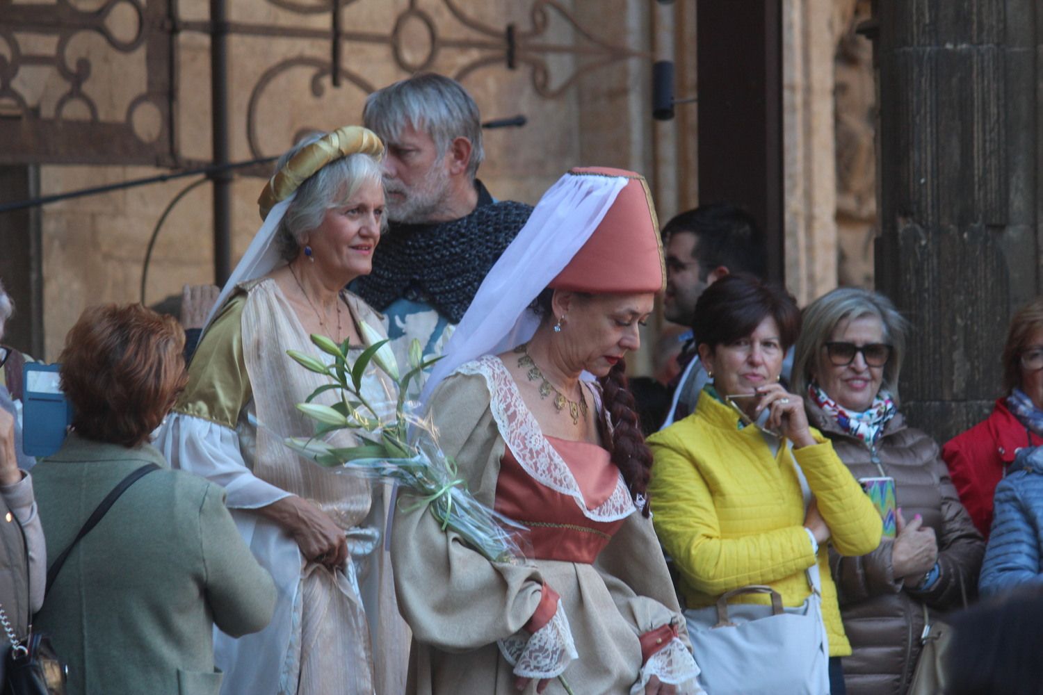 Foro u Oferta de Las Cantaderas en el Claustro de la Catedral de León