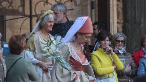 Foro u Oferta de Las Cantaderas en el Claustro de la Catedral de León