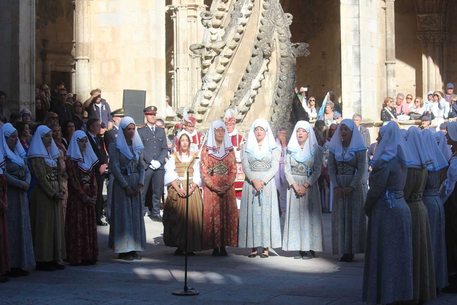 Foro u Oferta de Las Cantaderas en el Claustro de la Catedral de León