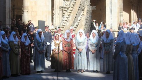 Foro u Oferta de Las Cantaderas en el Claustro de la Catedral de León