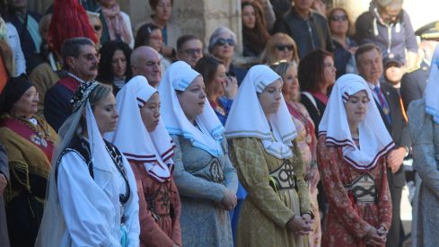 Foro u Oferta de Las Cantaderas en el Claustro de la Catedral de León