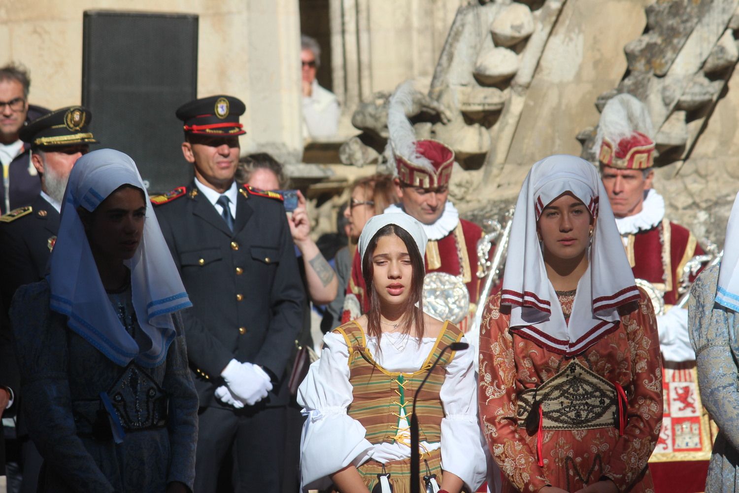 Foro u Oferta de Las Cantaderas en el Claustro de la Catedral de León