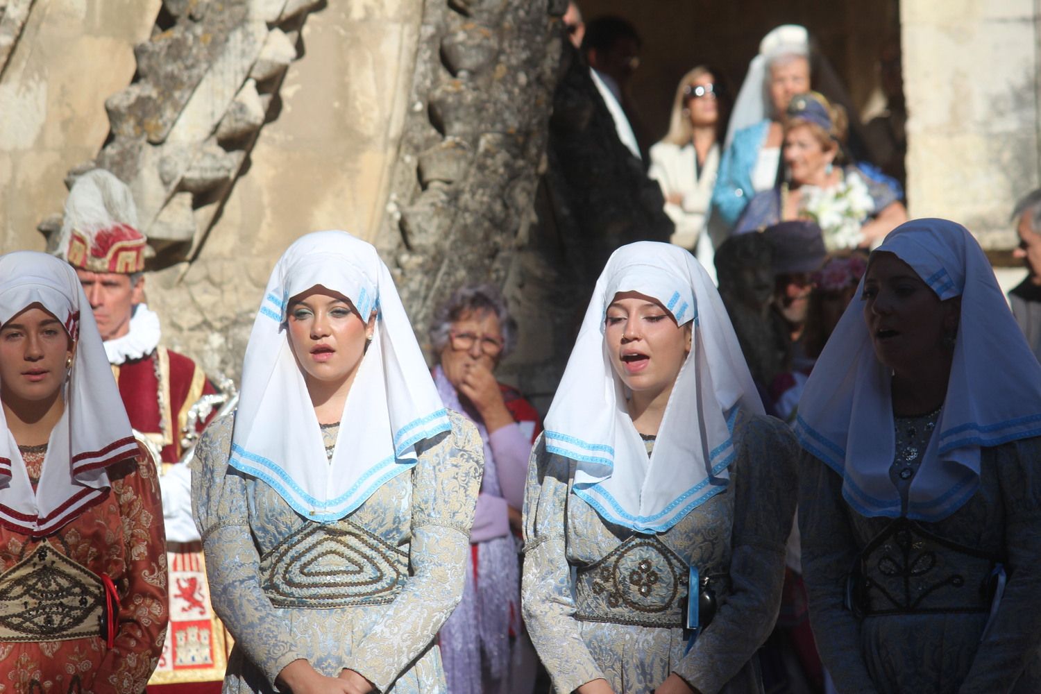 Foro u Oferta de Las Cantaderas en el Claustro de la Catedral de León