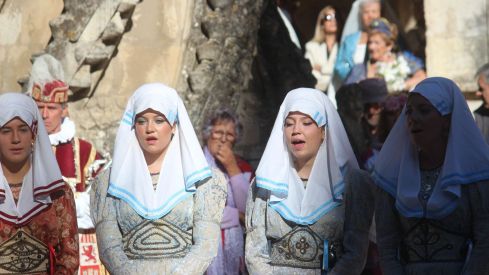 Foro u Oferta de Las Cantaderas en el Claustro de la Catedral de León