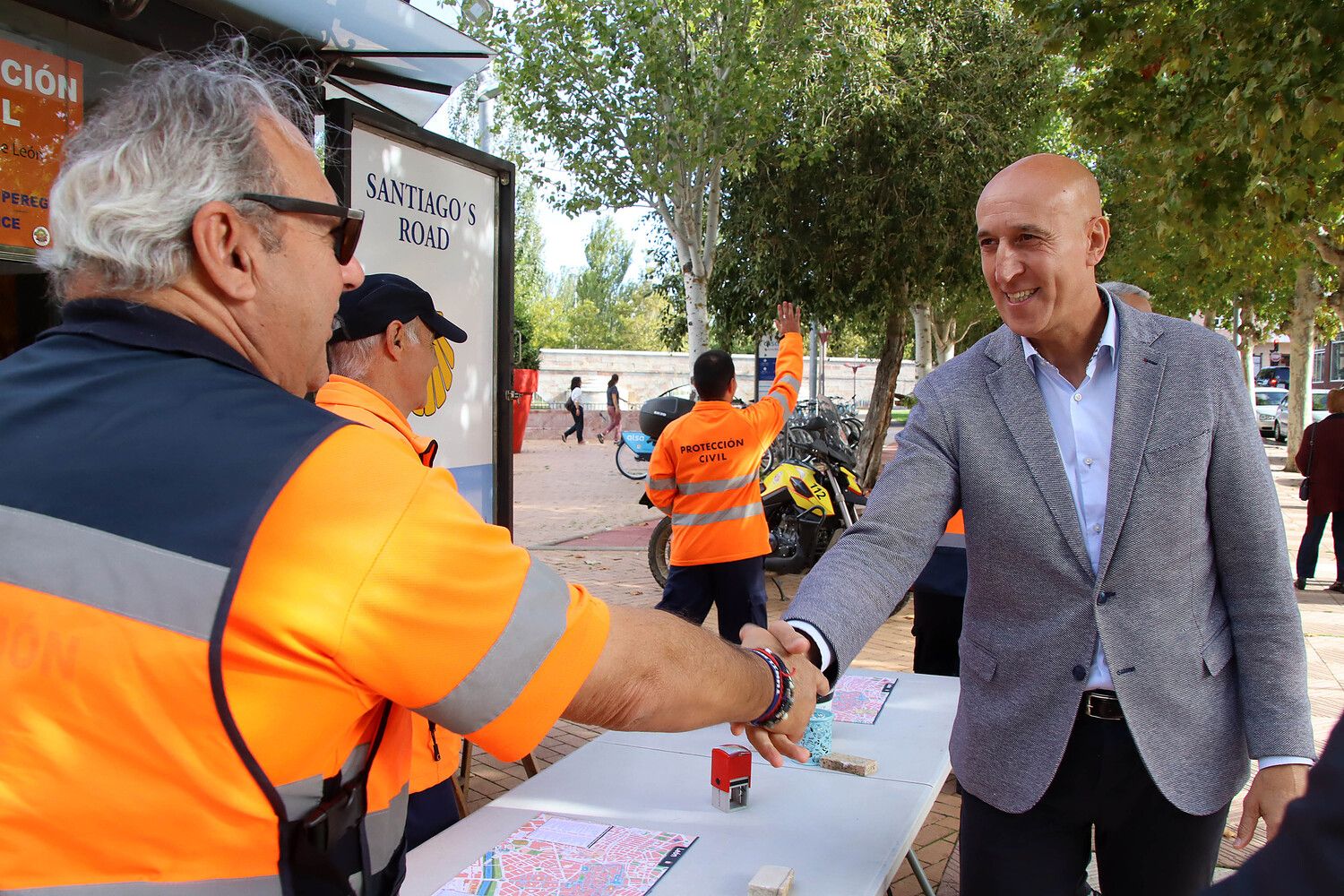 El alcalde de León visita el Punto de Información al Peregrino de Puente Castro