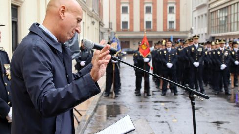 Descubrimiento de la placa de la nueva calle de la Policía Nacional en León | Peio García (ICAL)