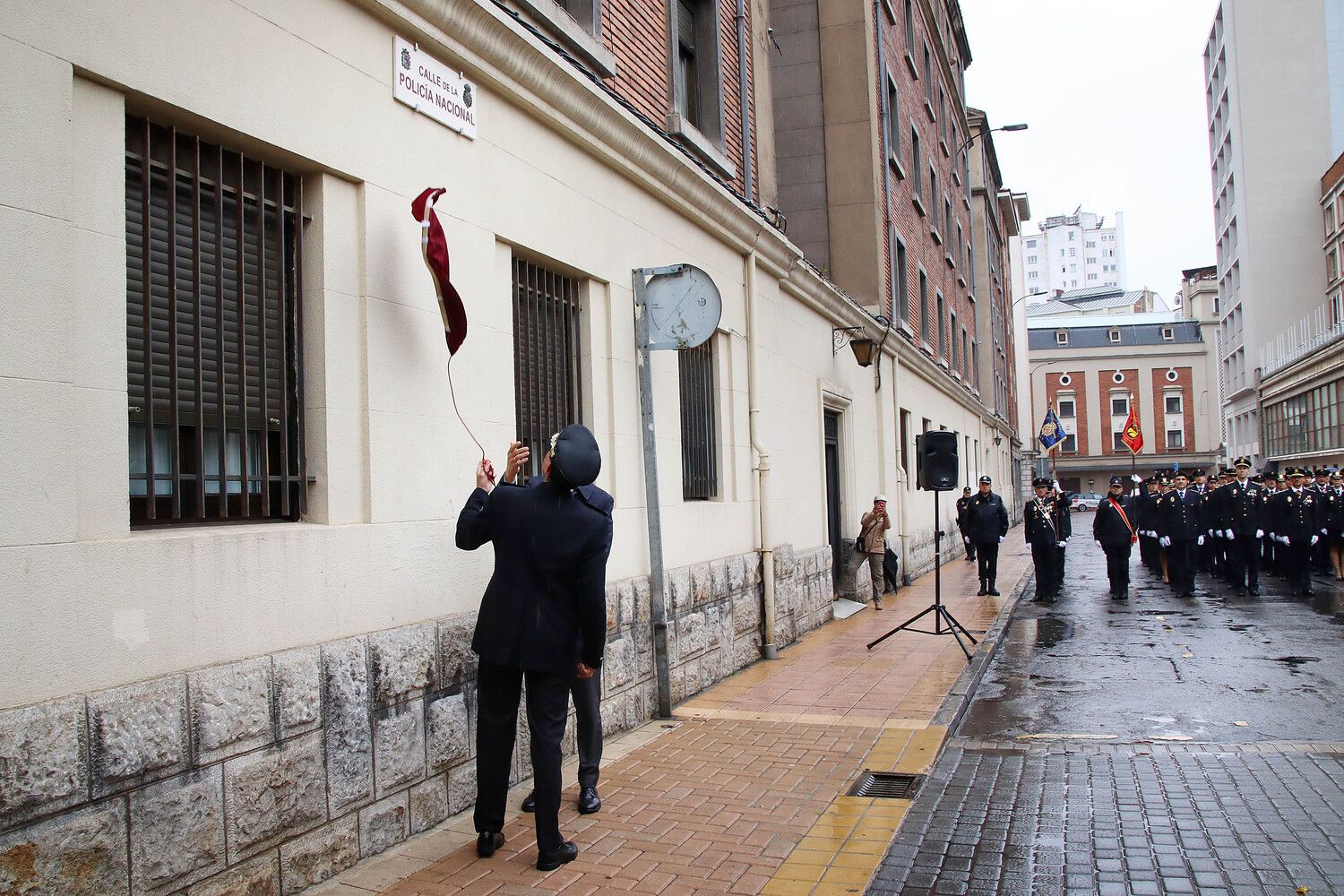 Descubrimiento de la placa de la nueva calle de la Policía Nacional en León | Peio García (ICAL)