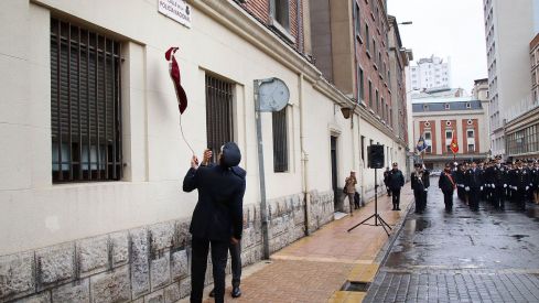 Descubrimiento de la placa de la nueva calle de la Policía Nacional en León | Peio García (ICAL)