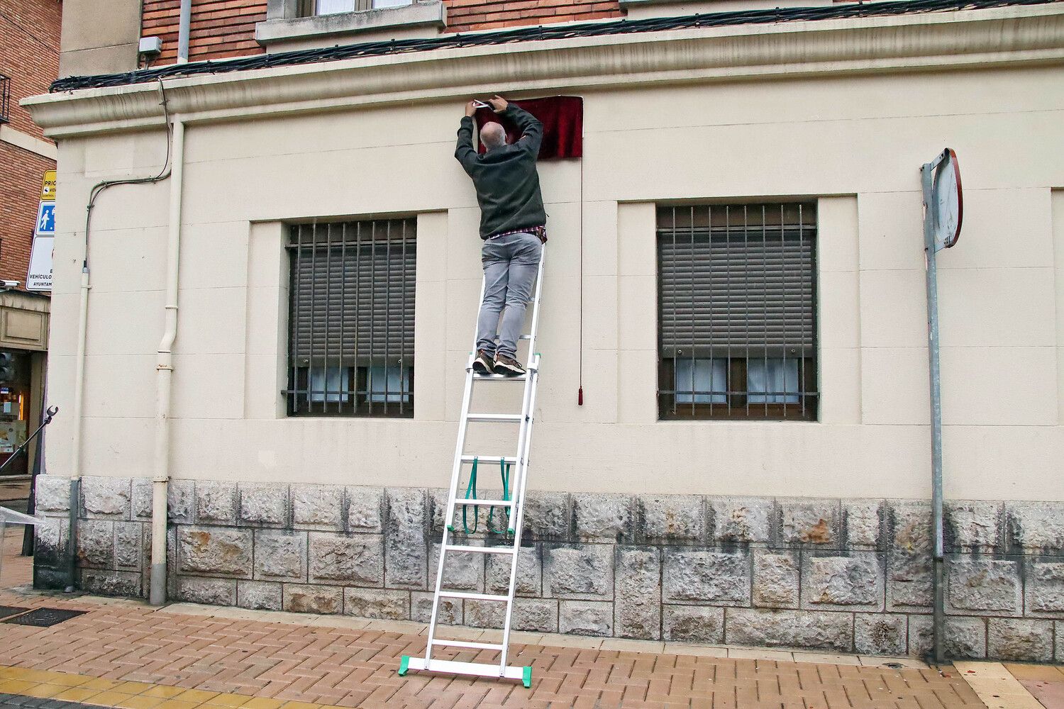 Descubrimiento de la placa de la nueva calle de la Policía Nacional en León | Peio García (ICAL)